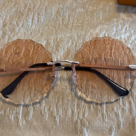 Stylish Pink Tinted Sunglasses - Picture 2 of 7